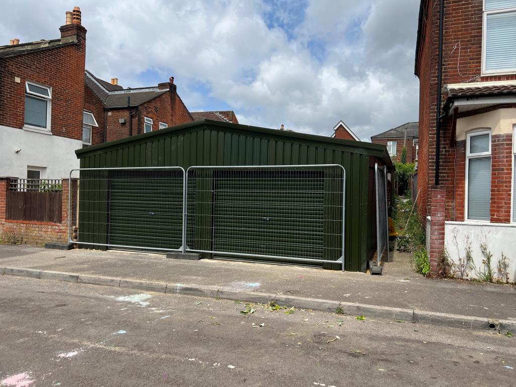 Lot: 70 - FREEHOLD STORE - Front view from Verulam Road